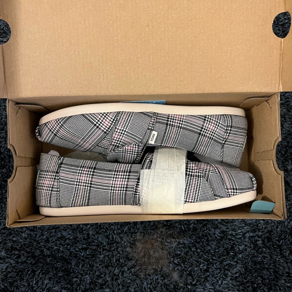 BRAND NEW TOMS